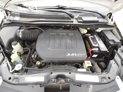 Used 2012 Chrysler Town & Country Touring image 20