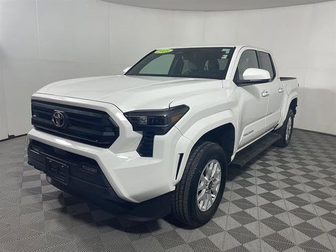 Certified 2025 Toyota Tacoma SR5 AWD/4WD image 3