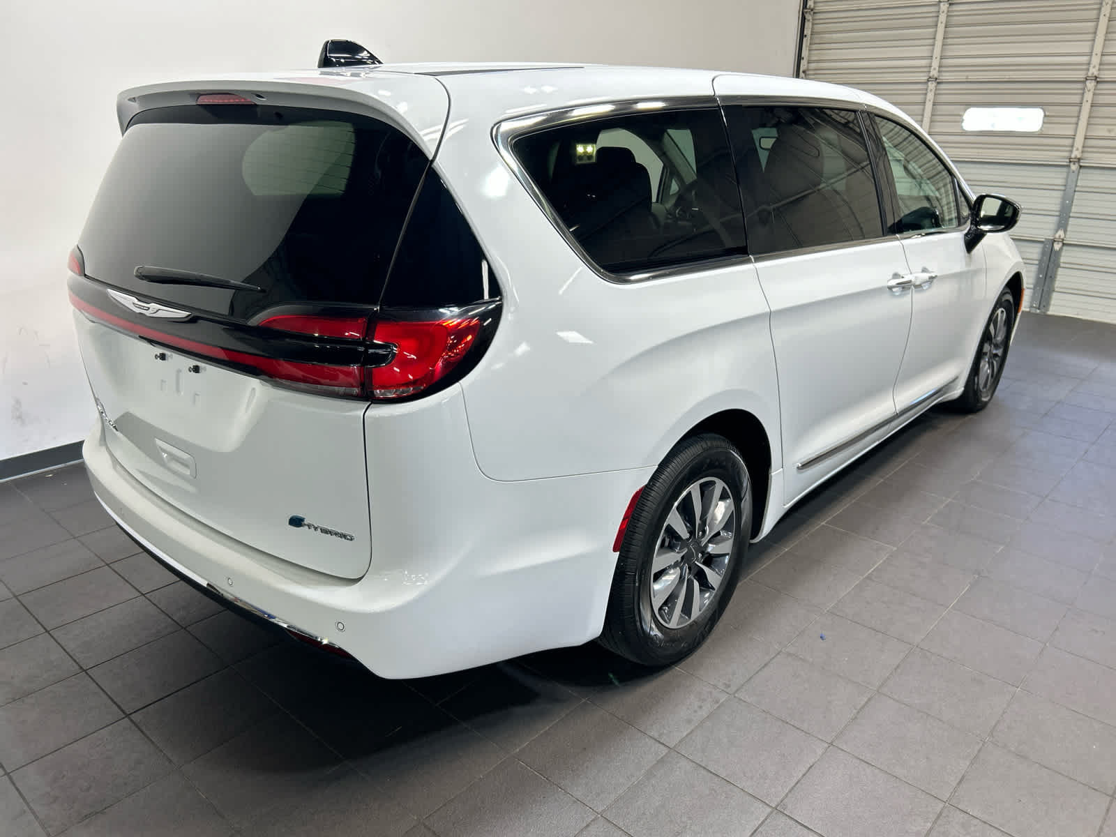 Used 2023 Chrysler Pacifica Limited FWD image 3