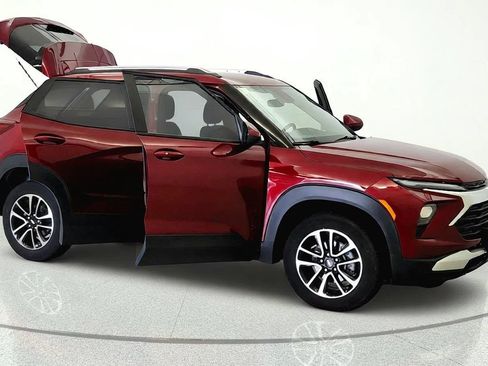 Used 2025 Chevrolet TrailBlazer LT AWD/4WD image 7