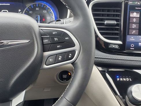 Used 2023 Chrysler Pacifica Touring-L AWD/4WD image 19
