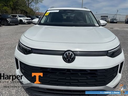 Used 2025 Volkswagen Tiguan SE w/ Panoramic Sunroof Package image 8