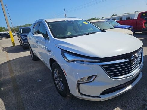 Used 2023 Buick Enclave Essence image 4