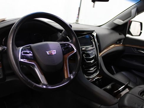 Used 2017 Cadillac Escalade ESV Luxury image 16