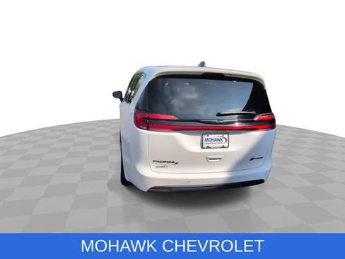 Used 2024 Chrysler Pacifica Limited FWD image 8