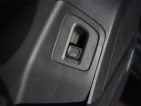 Certified 2023 Volkswagen Atlas SE image 9