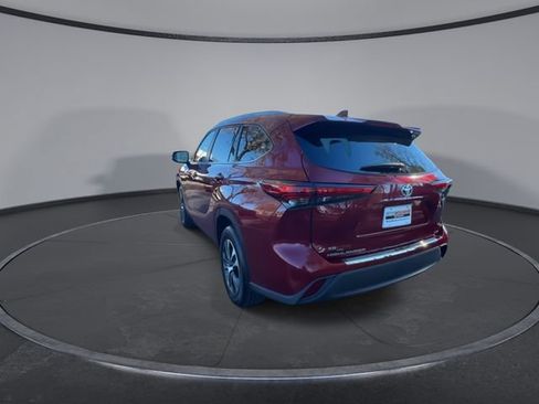 Used 2023 Toyota Highlander XLE image 11