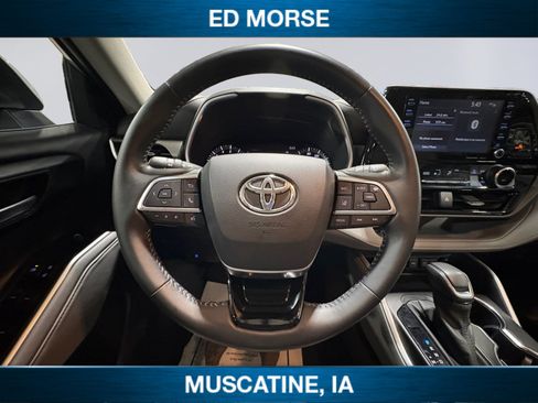 Used 2021 Toyota Highlander XLE AWD/4WD image 12