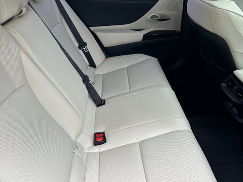 Used 2025 Lexus ES 300h w/ Premium Package FWD image 29
