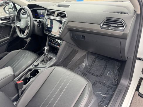 Used 2024 Volkswagen Tiguan SE image 13