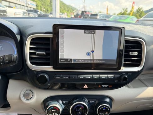 Used 2025 Hyundai Venue Limited FWD image 24