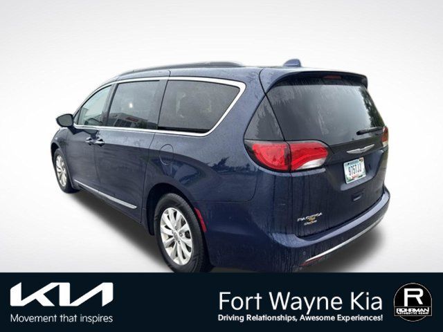 Used 2017 Chrysler Pacifica Touring-L w/ 13 Speaker Alpine Sound Group FWD image 3
