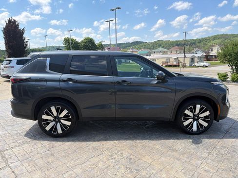Used 2025 Mitsubishi Outlander SE FWD image 9