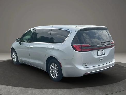Used 2024 Chrysler Pacifica Touring-L FWD image 3