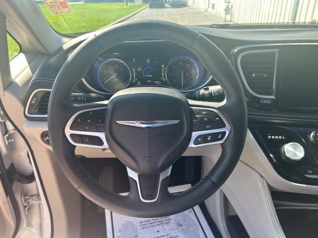 Used 2023 Chrysler Pacifica Limited FWD image 16