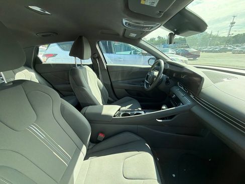 Used 2023 Hyundai Elantra SEL w/ Convenience Package FWD image 9