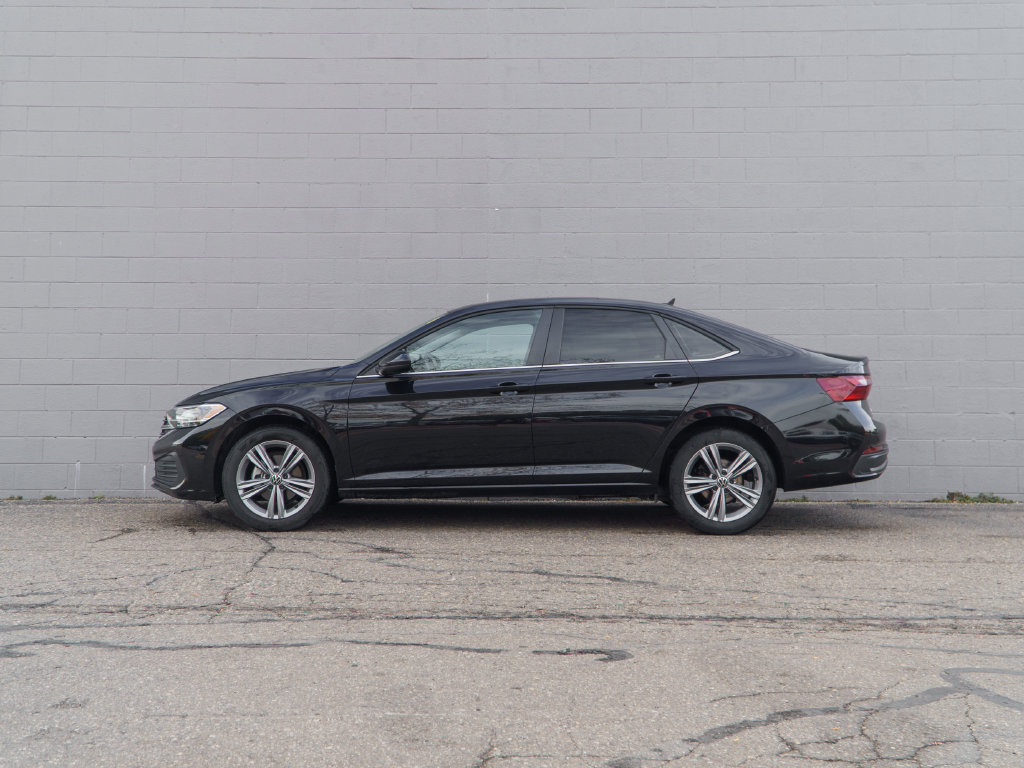 Used 2024 Volkswagen Jetta SE w/ Panoramic Sunroof Package FWD image 2