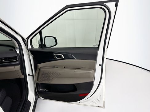 Used 2025 Kia Carnival FWD image 33