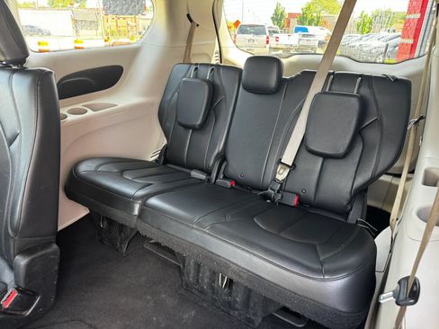 Used 2018 Chrysler Pacifica Touring-L FWD image 10