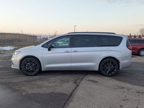 New 2026 Chrysler Pacifica Select w/ S Appearance Package FWD image 6