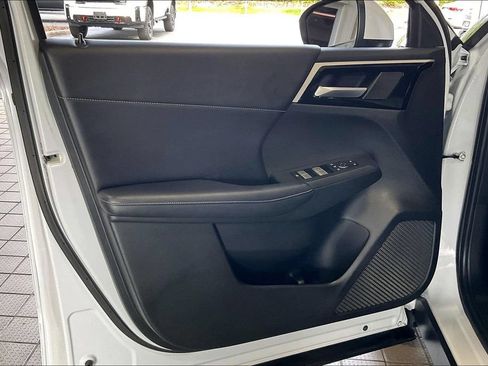 Used 2024 Mitsubishi Outlander SE FWD image 2