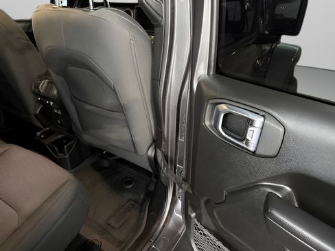 Used 2022 Jeep Gladiator Sport AWD/4WD image 11