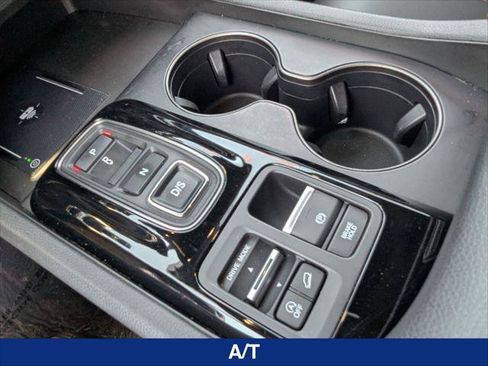 Used 2025 Honda Pilot TrailSport image 19