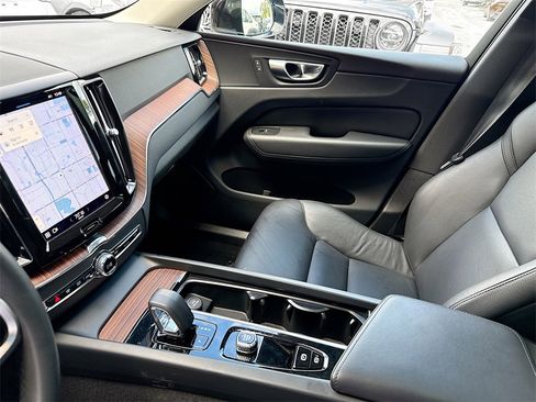 Used 2023 Volvo XC60 B5 Plus image 26