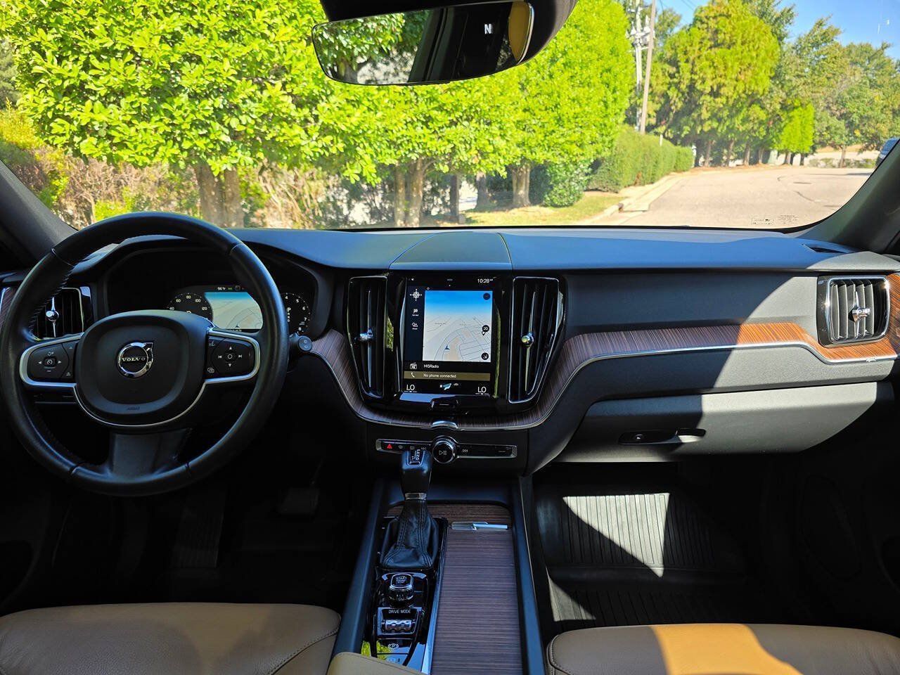Used 2018 Volvo XC60 T6 Momentum w/ Convenience Package AWD/4WD image 16