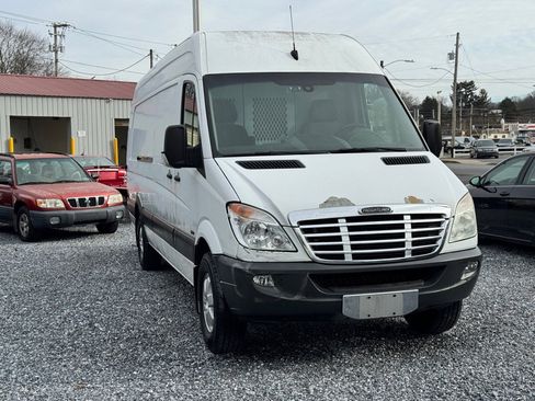 Used 2010 Freightliner Sprinter 2500 image 3