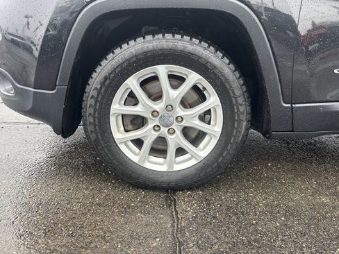 Used 2016 Jeep Cherokee Latitude w/ Cold Weather Group image 9