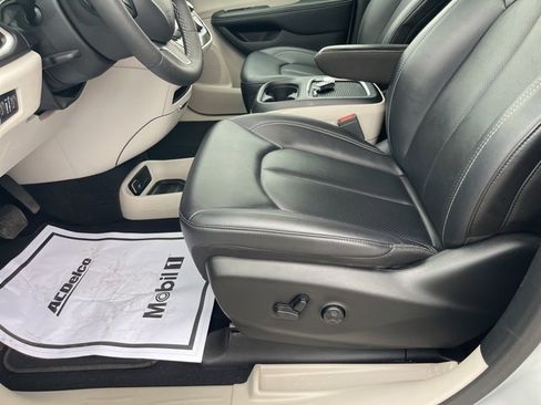 Used 2024 Chrysler Pacifica Touring-L image 4