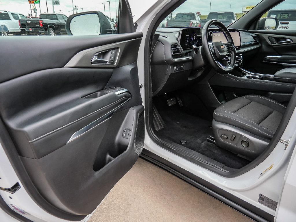 Used 2025 Chevrolet Traverse LT FWD image 29