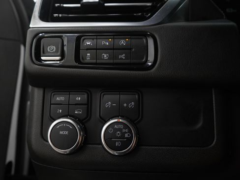 Used 2025 GMC Yukon XL Denali AWD/4WD image 27