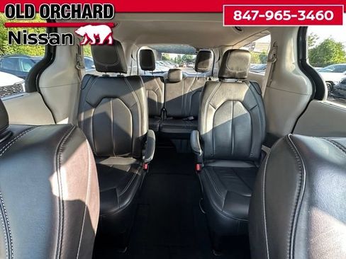 Used 2023 Chrysler Pacifica Touring-L FWD image 11