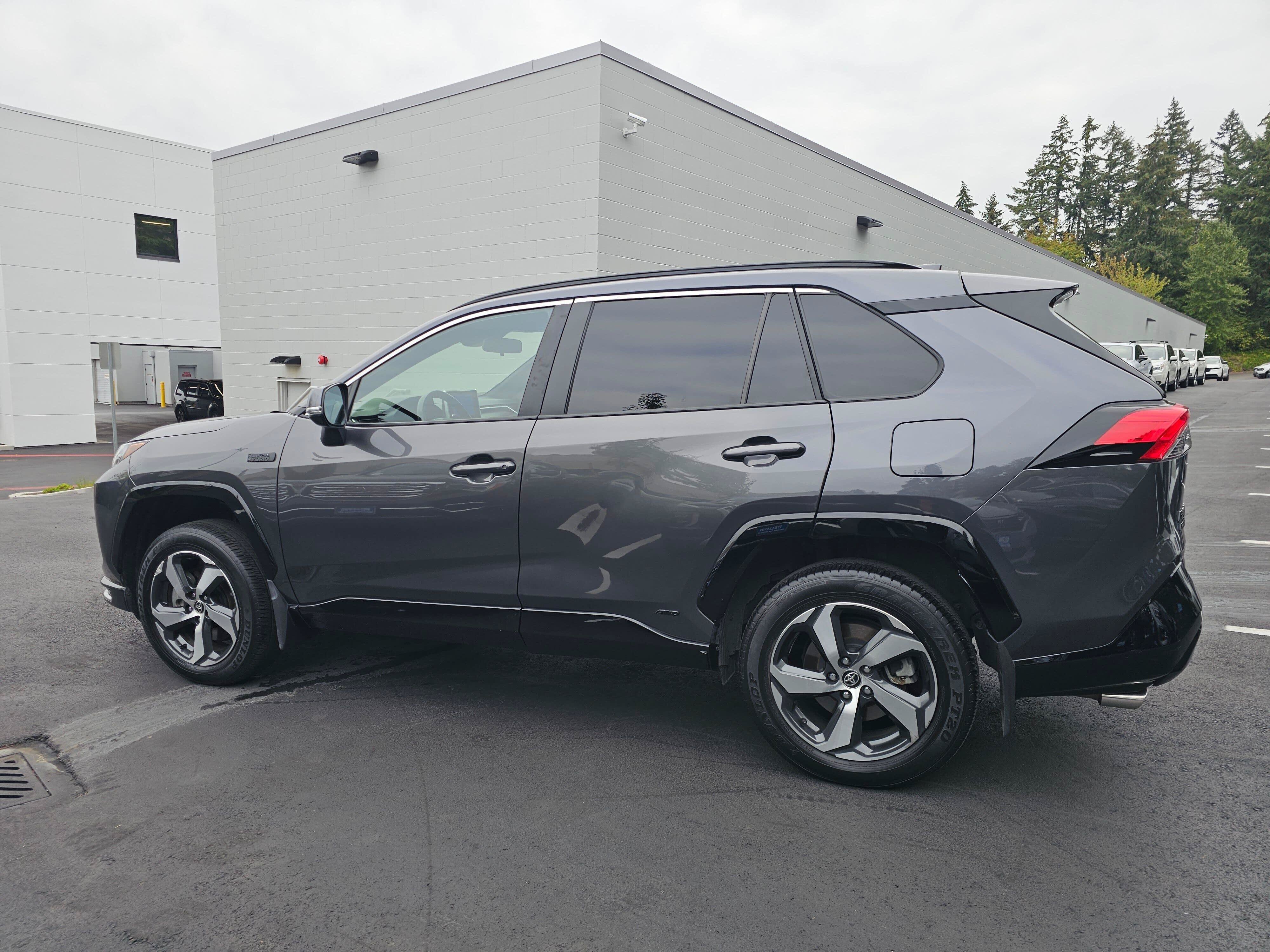 Used 2023 Toyota RAV4 SE w/ Weather & Moonroof Package AWD/4WD image 4