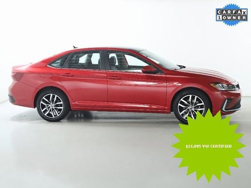 Certified 2025 Volkswagen Jetta SE image 11