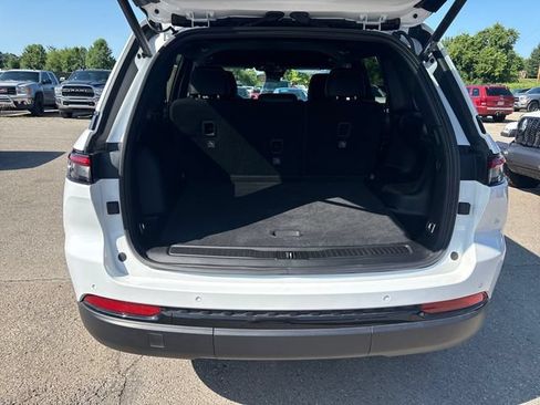 Used 2025 Jeep Grand Cherokee Altitude AWD/4WD image 21