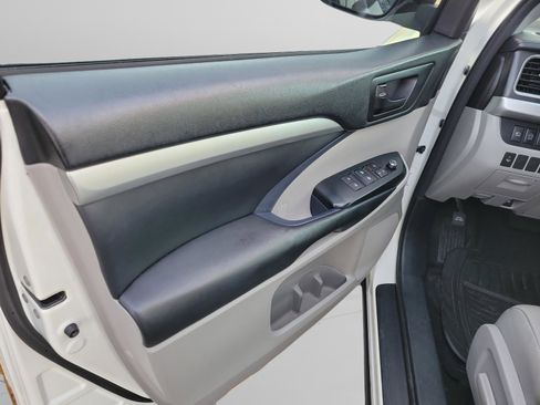 Used 2018 Toyota Highlander LE image 9