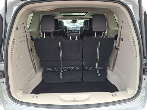 Used 2023 Chrysler Pacifica Limited FWD image 32
