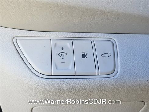 Used 2025 Genesis G70 2.5T image 29