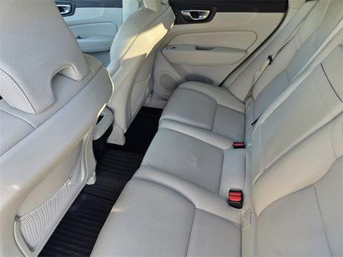 Used 2021 Volvo XC60 T5 Momentum w/ Premium Package image 21