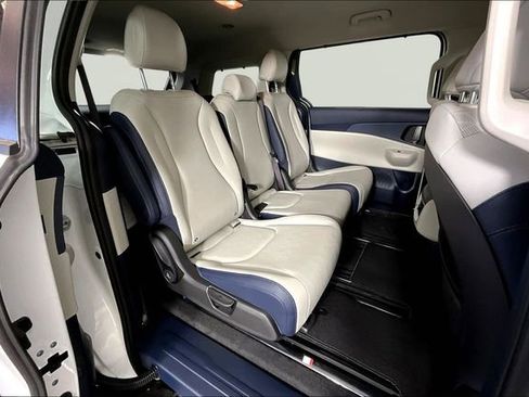New 2026 Kia Carnival EX FWD image 11