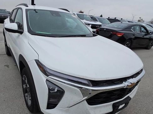 Used 2025 Chevrolet Trax LT w/ Driver Confidence Package image 2