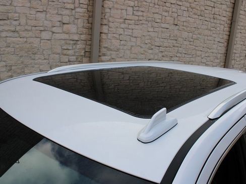 Used 2023 GMC Yukon SLT w/ SLT Premium Package image 4