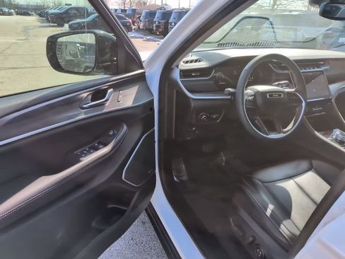 Used 2024 Jeep Grand Cherokee Limited w/ Black Appearance Package image 18