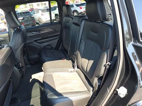 Used 2025 Jeep Grand Cherokee Altitude AWD/4WD image 28