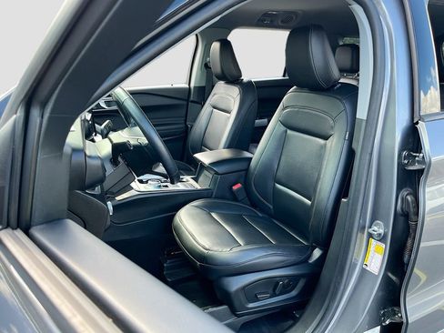 Used 2022 Ford Explorer XLT w/ Equipment Group 202A RWD image 21