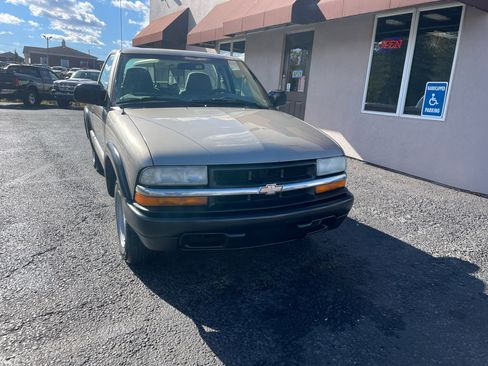 Used 2003 Chevrolet S10 Pickup 2WD Regular Cab image 2