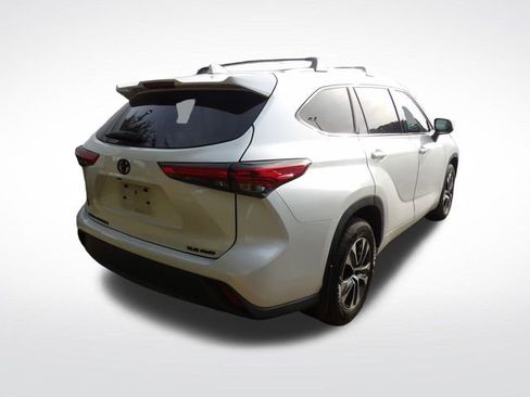 Used 2021 Toyota Highlander XLE image 12